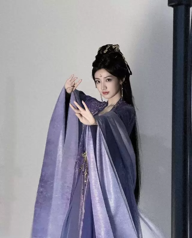 《佳偶天成》开播即登收视榜首，任嘉伦王鹤润演绎痛感共生仙侠 - 相关图片
